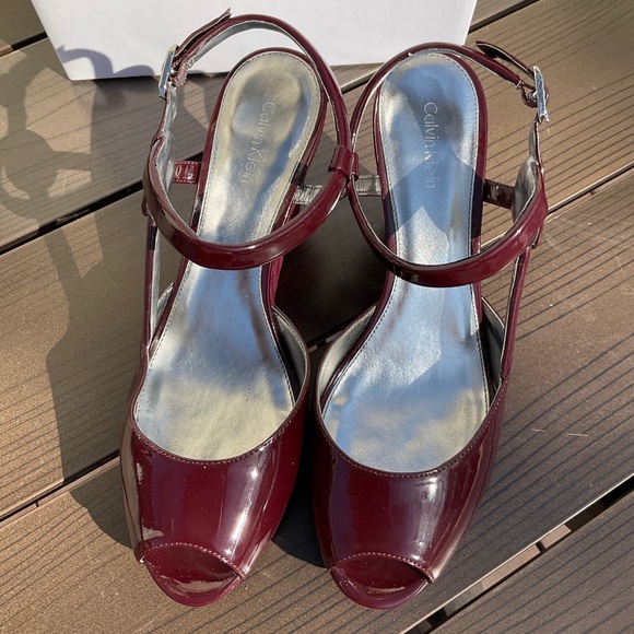 Calvin Klein Steffi Patent Bordeaux Wedge - Picture 4 of 4